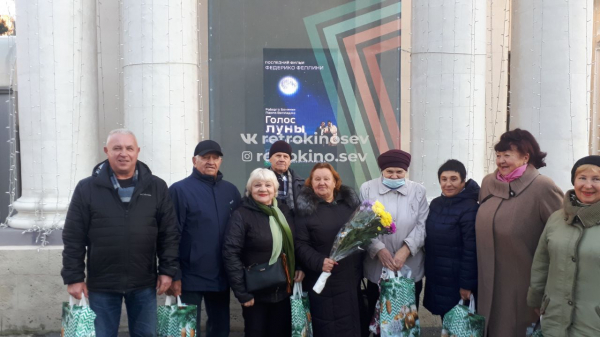 Сотрудники Музея обороны Севастополя поздравили ветеранов с наступающими новогодними праздниками