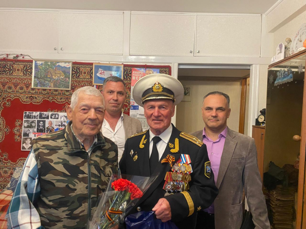АНО «Севастопольский Дом ветеранов» совместно с ООО «Экватор» директор Вячеслав Анатольевич Захарчук в канун 80-летия Дня победы в Великой Отечественной войне поздравили и вручили ценные подарки ветеранам войны города Севастополя.