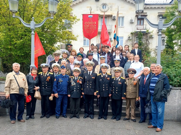 Возложение цветов к бюсту Кузнецова Н.Г.