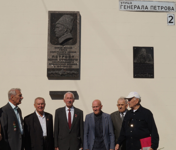 Ветераны почтили память генерала Петрова_2
